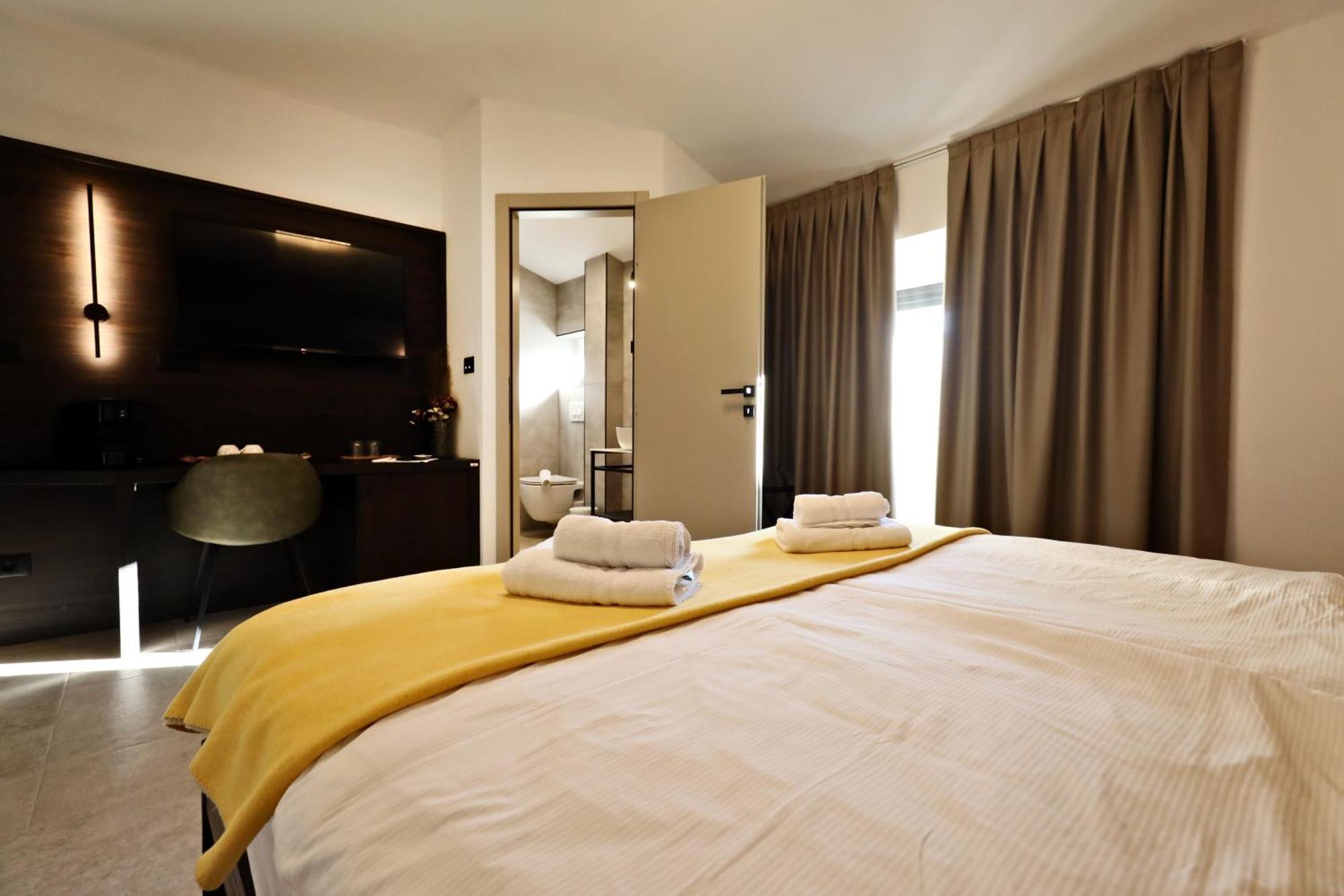 Arena Prestige Rooms พูลา ภายนอก รูปภาพ